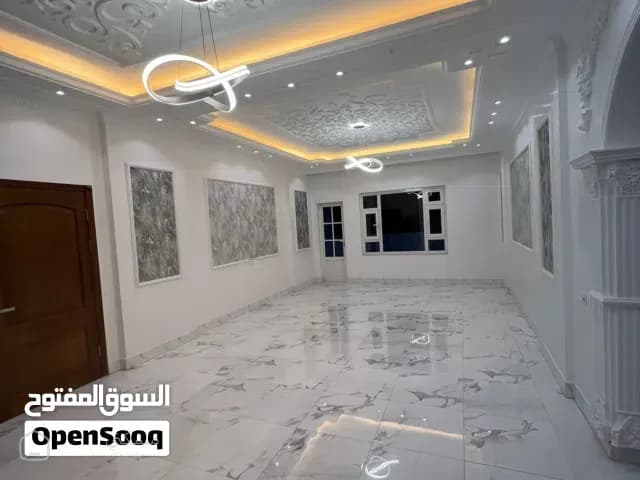 شقة للبيع في ارقى الاحياء في برج على شارعين زفلت حجر ابيض دوران اتجاه الشقة جنوبي غربي داافية ومهوية — شقة في صنعاء