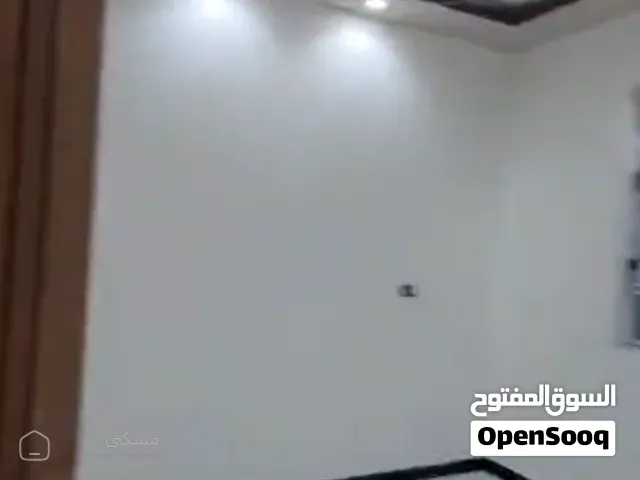 لبنتين وربع مدخل 4متر حرمعمد مجاري دوله   مكون من3غرف ومجلس وحمامين ومطبخ وصاله    السعر35مليون   أم — شقة في عمران