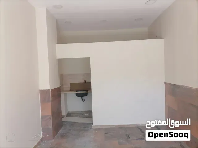 محل للايجار في شارع 16 في الزرقاء  طول 6 عرض 3.5 بجانب مطعم تواصي — محل في الزرقاء