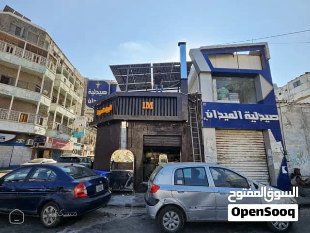 محل تجاري موقع فريد وسط السوق للايجار مجهز بمنضومه طاقة شمسية وخزانات مياة للايجار للايجار او النقل — تجاري في عدن