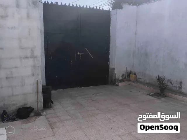 للبيع بيت كبير في البريقه في الدكه قريب لخط الرئيسي للدكه الماء يجي لبيت — بيت أو فيلا في عدن